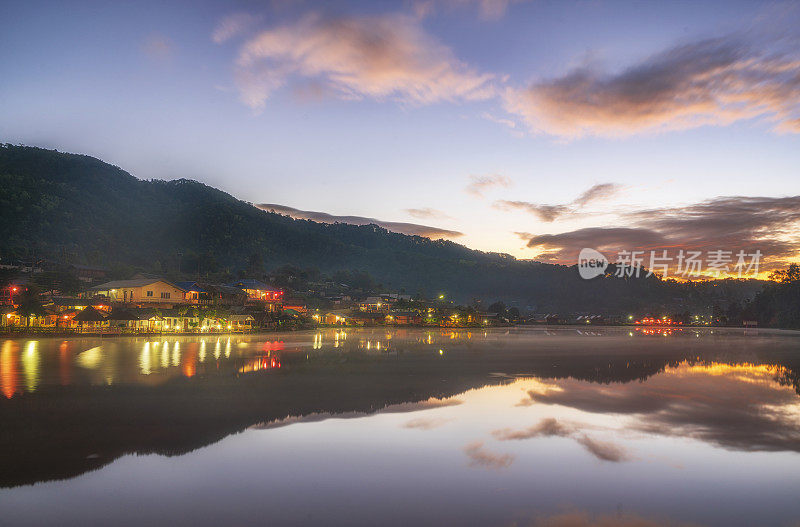 早上在泰国Mae Hong Son Baan Rak Thai村的河滨景色